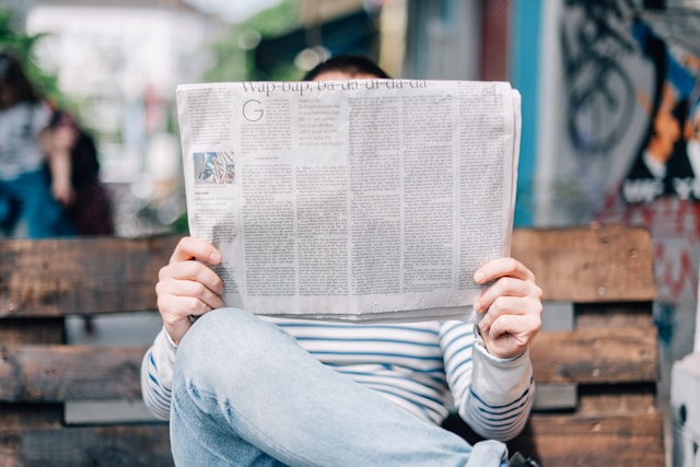 ニュースを読む新聞とデジタル端末のイメージ