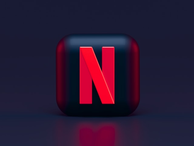 SNSとマーケティング施策を連想させるスマートフォン画面